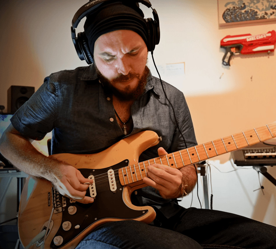 Nightsyrc playing Fender Stratocaster live