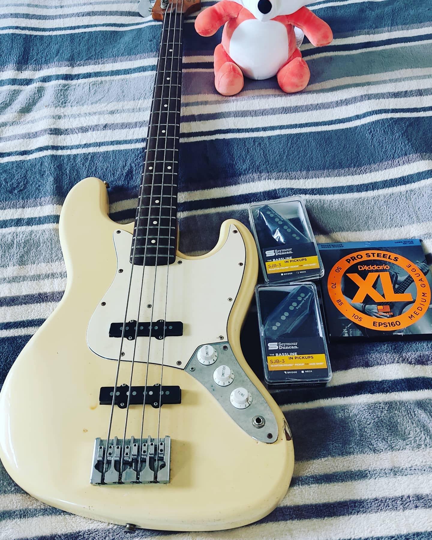 my_bass_mx_squier_jazz_bass_quarter_pounder_pickups gear